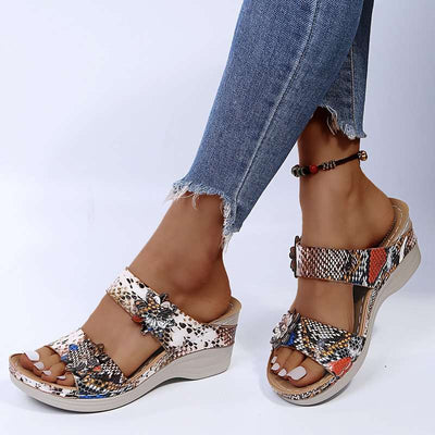 Dames sandalen – Sleehak – Open teen – Instapmodel – Bloemdetail – Panterprint