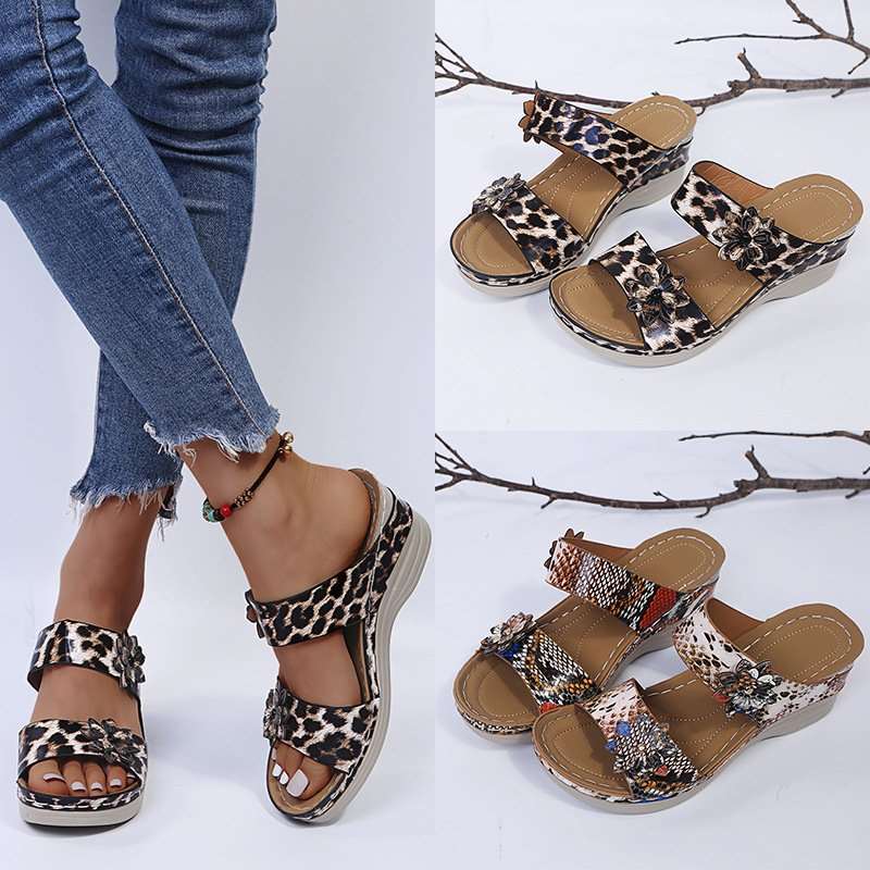 Dames sandalen – Sleehak – Open teen – Instapmodel – Bloemdetail – Panterprint