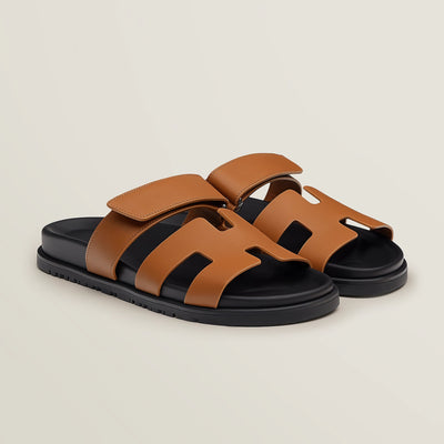Dames sandalen – Comfort fit – Slip-on – Glanzend oppervlak – Cut-out banddesign