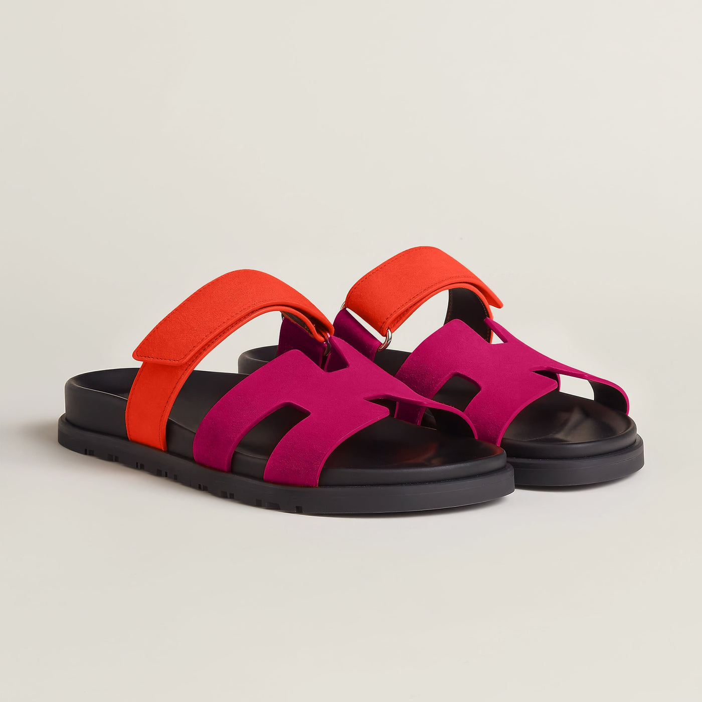Dames sandalen – Comfort fit – Slip-on – Glanzend oppervlak – Cut-out banddesign