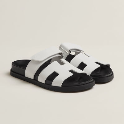 Dames sandalen – Comfort fit – Slip-on – Glanzend oppervlak – Cut-out banddesign