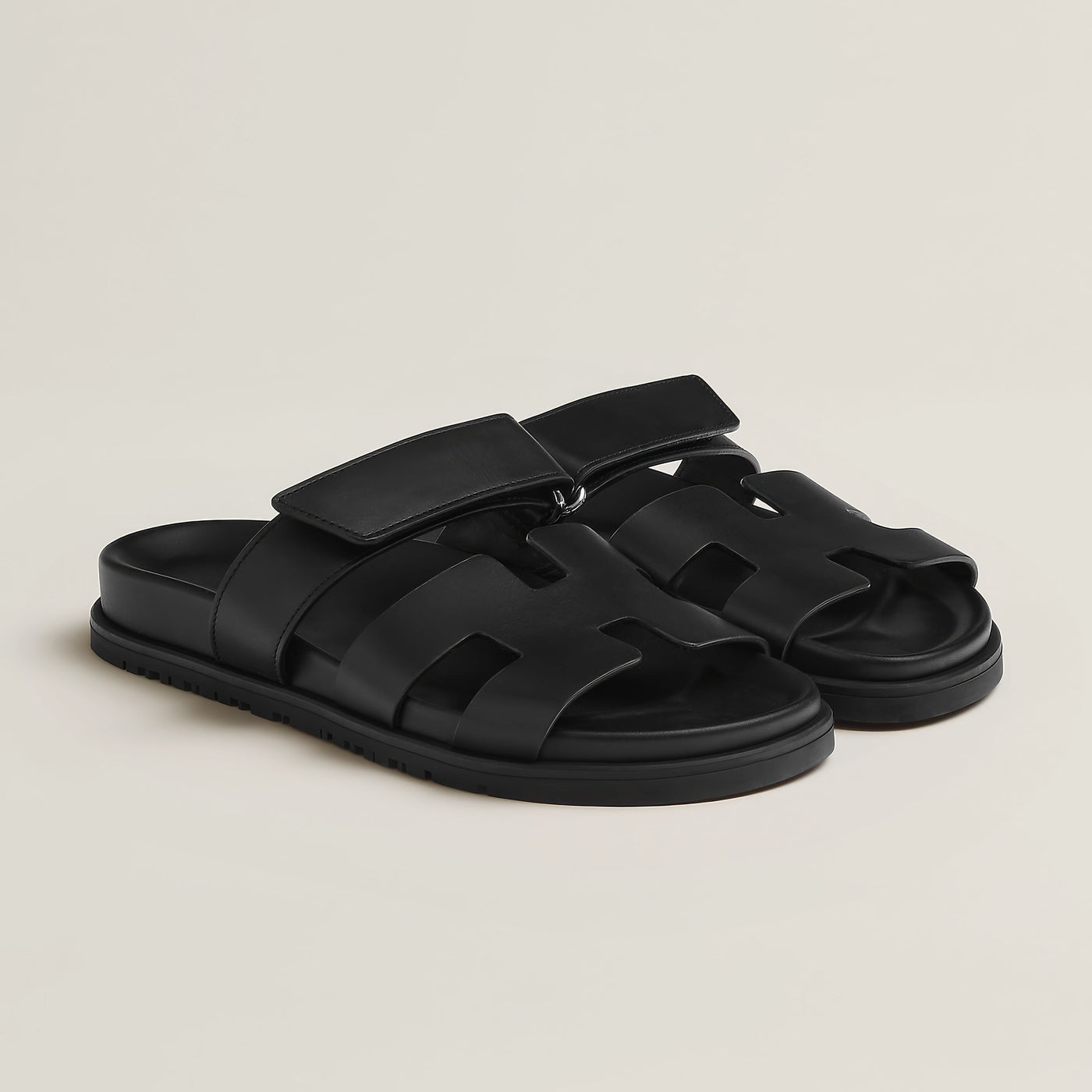 Dames sandalen – Comfort fit – Slip-on – Glanzend oppervlak – Cut-out banddesign
