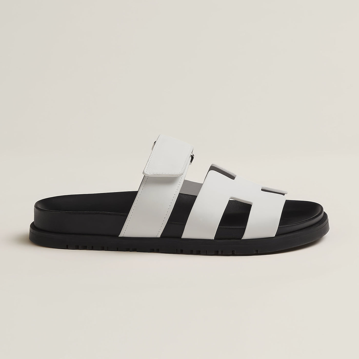 Dames sandalen – Comfort fit – Slip-on – Glanzend oppervlak – Cut-out banddesign