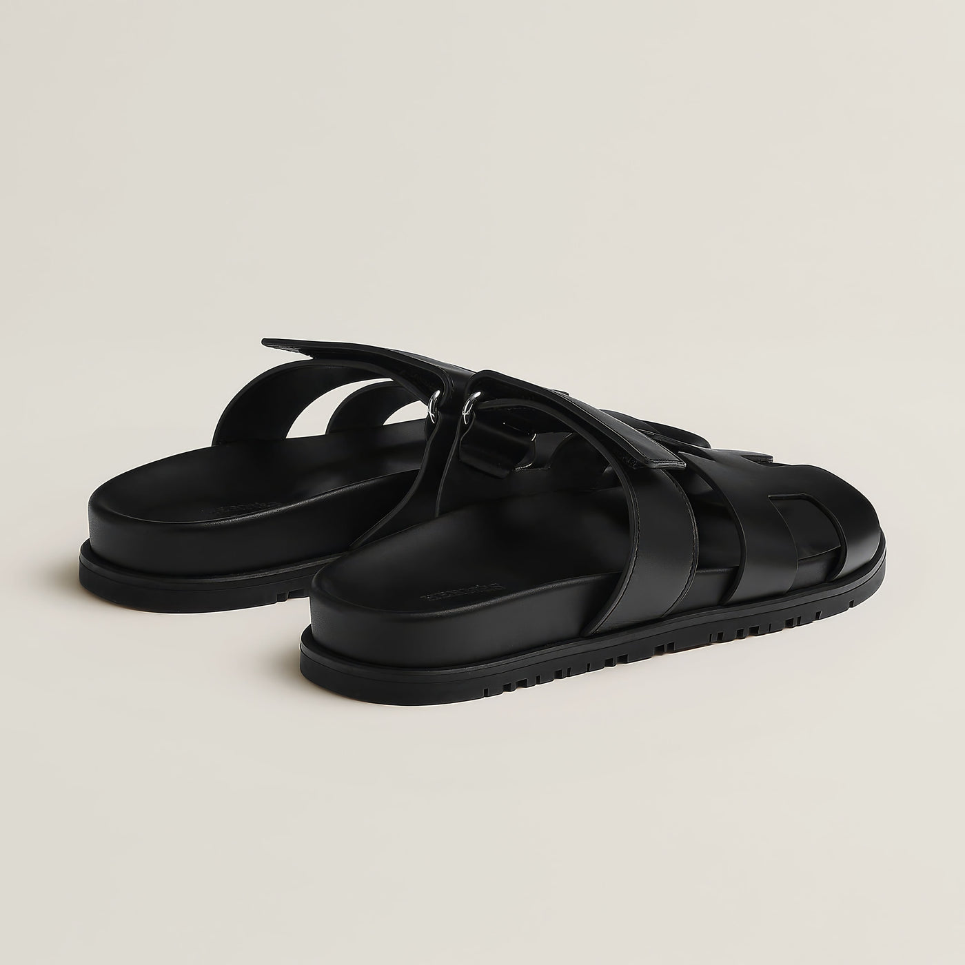 Dames sandalen – Comfort fit – Slip-on – Glanzend oppervlak – Cut-out banddesign