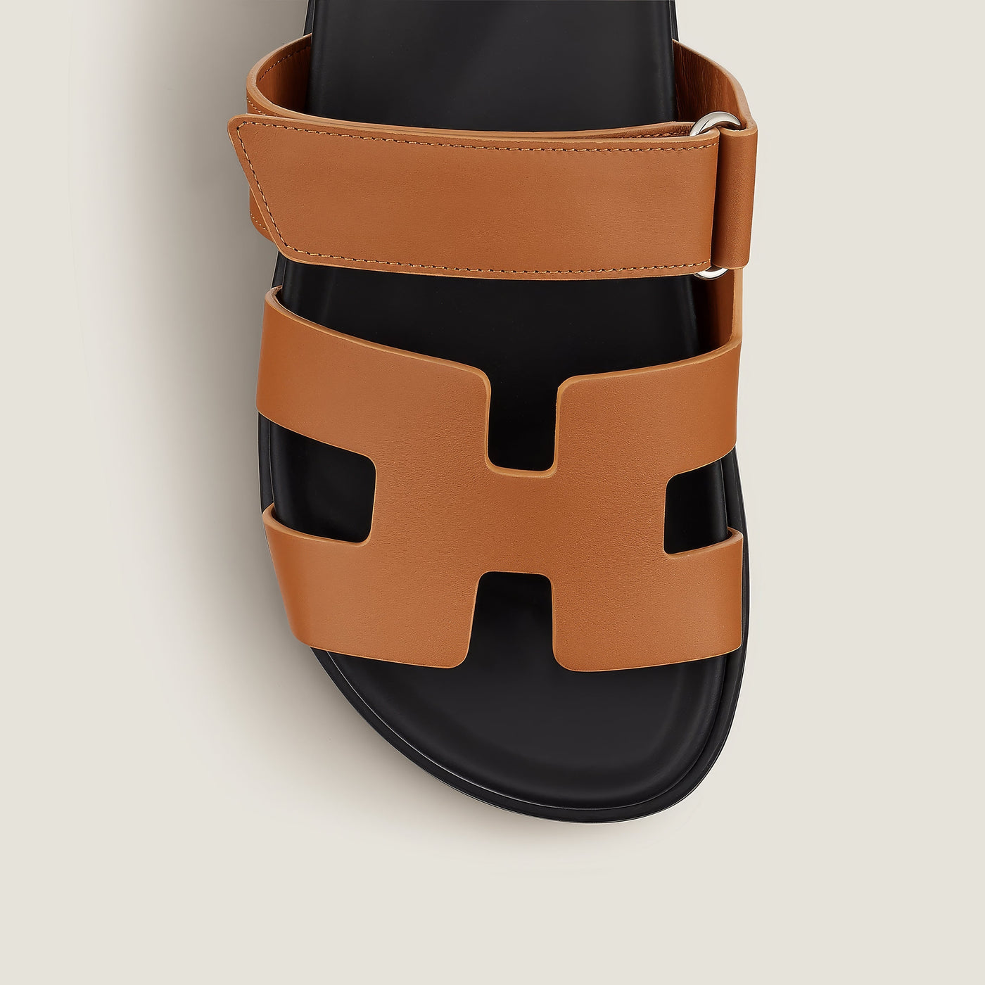 Dames sandalen – Comfort fit – Slip-on – Glanzend oppervlak – Cut-out banddesign