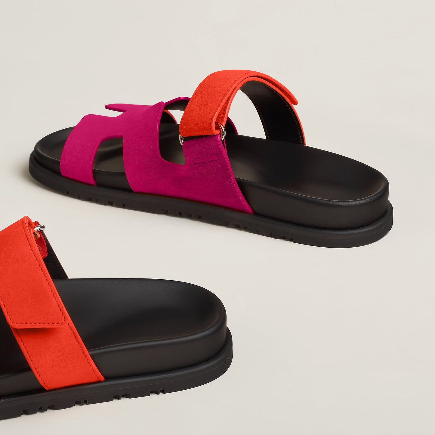 Dames sandalen – Comfort fit – Slip-on – Glanzend oppervlak – Cut-out banddesign