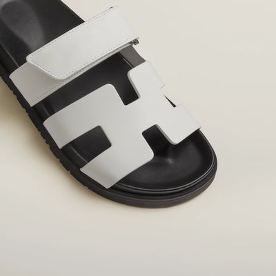 Dames sandalen – Comfort fit – Slip-on – Glanzend oppervlak – Cut-out banddesign