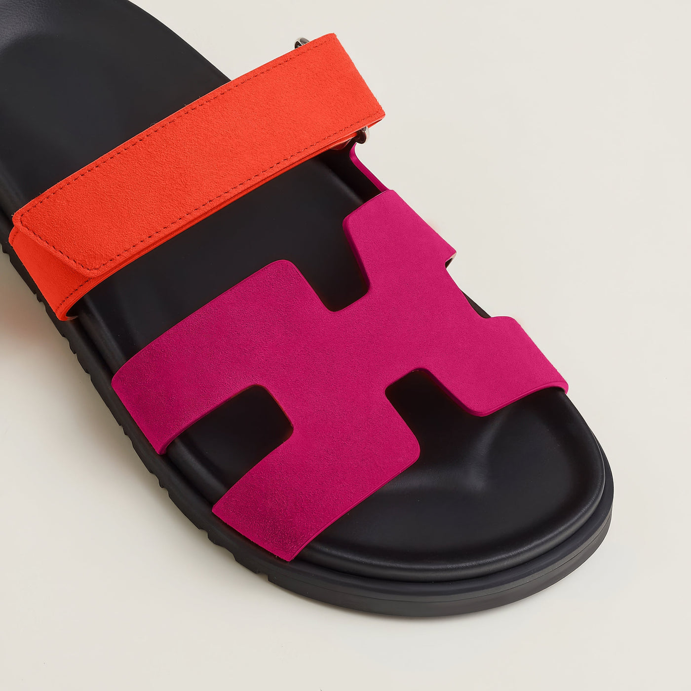 Dames sandalen – Comfort fit – Slip-on – Glanzend oppervlak – Cut-out banddesign
