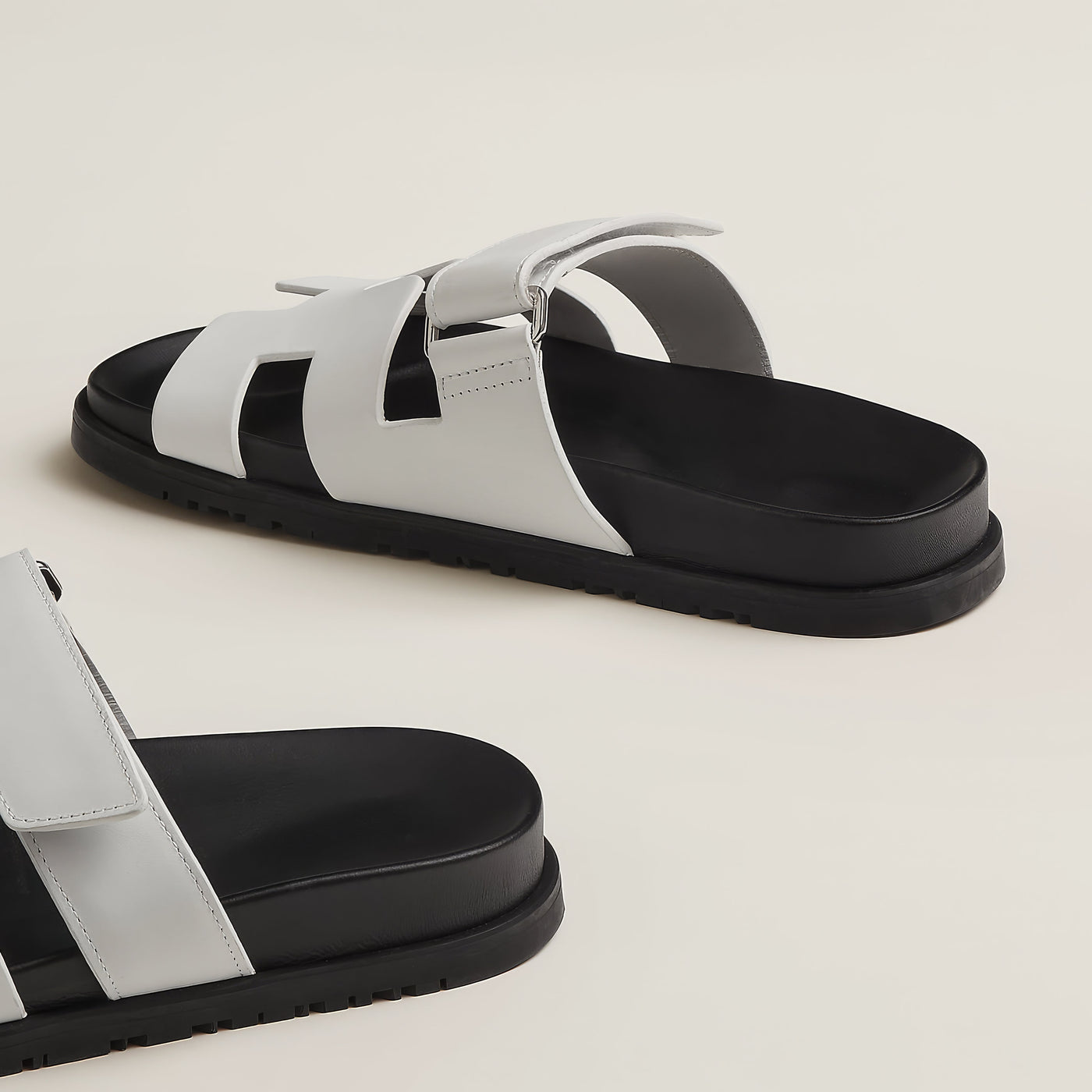 Dames sandalen – Comfort fit – Slip-on – Glanzend oppervlak – Cut-out banddesign